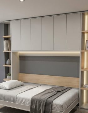Cama abatible doble abierta con muebles a la medida en un apartamento en Bogota
